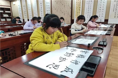 淄博华侨城小学软笔书法社团助力书法教育发展
