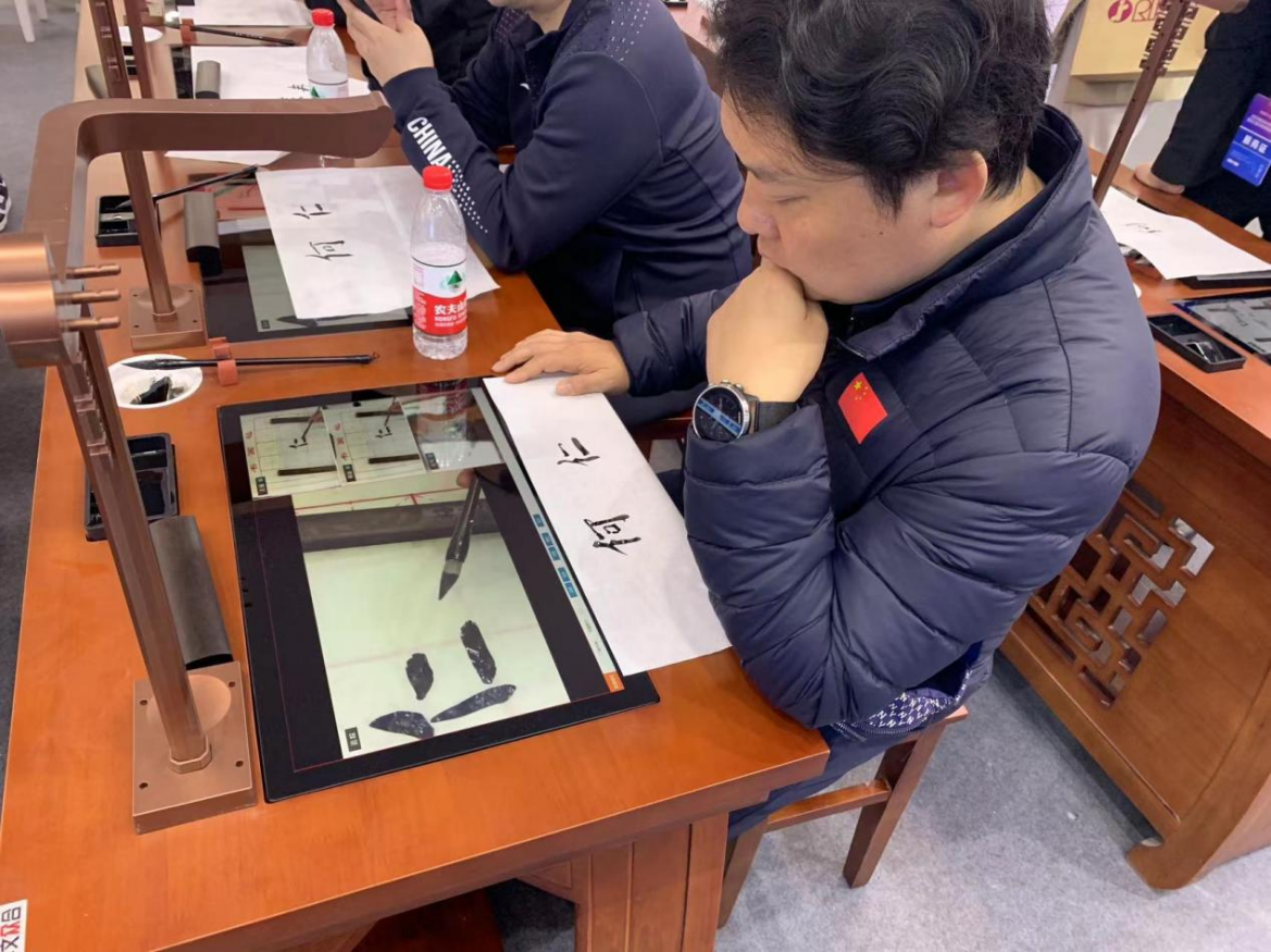 科技赋能传统文化 华文众合第8代智慧书法教室闪耀国际数字教育展